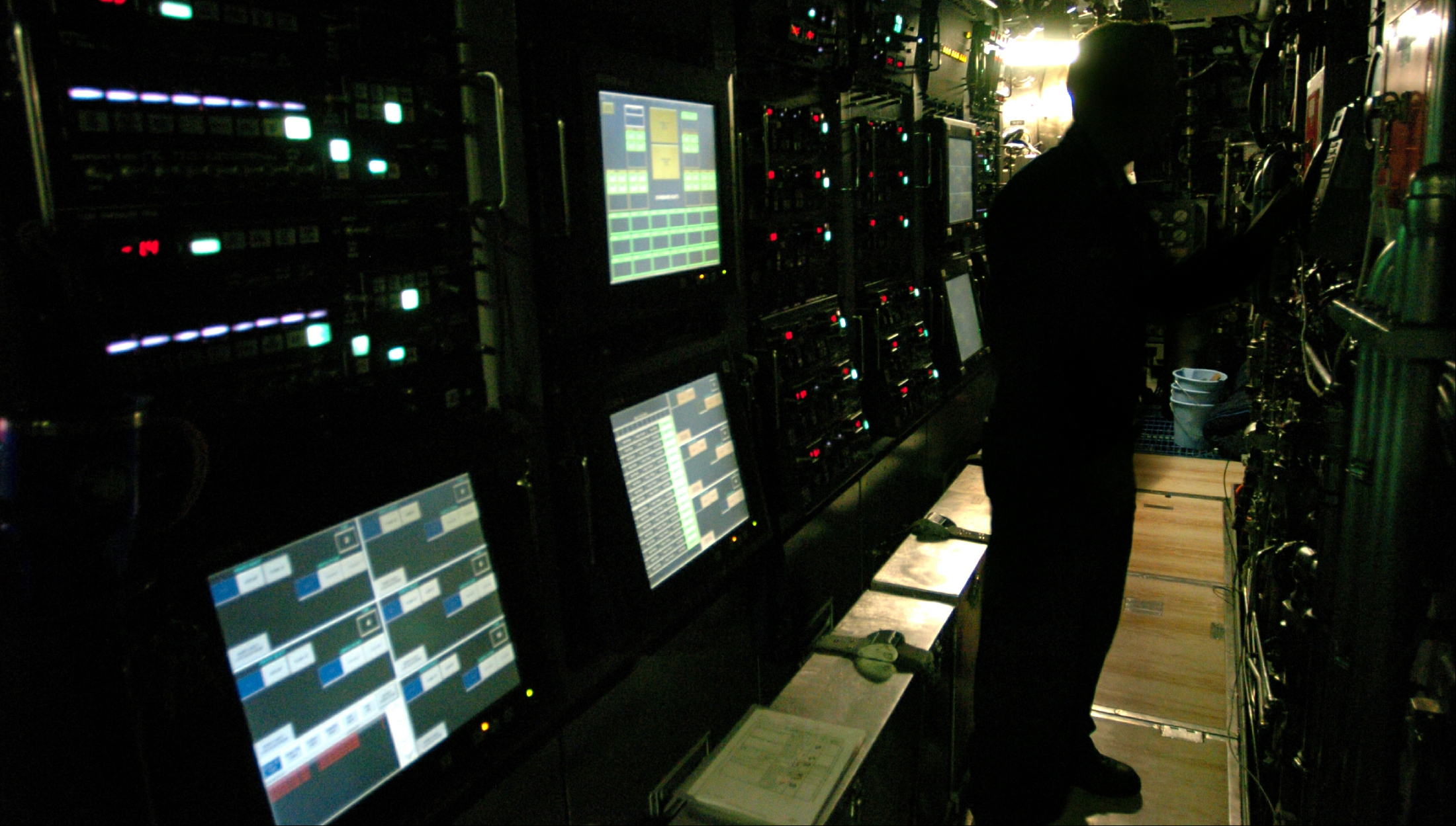 The US plans to develop new nuclear-armed sea-launched cruise missiles that may be deployed on USS Virginia class submarines. Photo: USS Virginia torpedo control, August 2004; James Pinsky, US Navy, wikimedia.org.