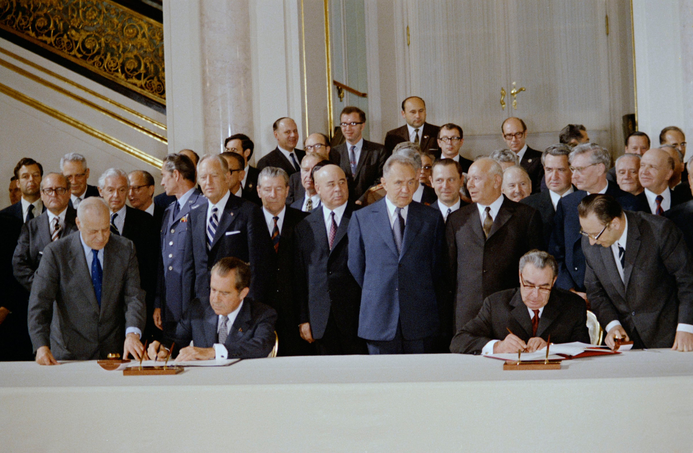 Richard Nixon and Leonid Brezhnev sign the Anti-Ballistic Missile Treaty and Interim Strategic Arms Limitations Treaty Agreement, Moscow, May 26, 1972. Photo: Richard Nixon Presidential Library, wikimedia.org