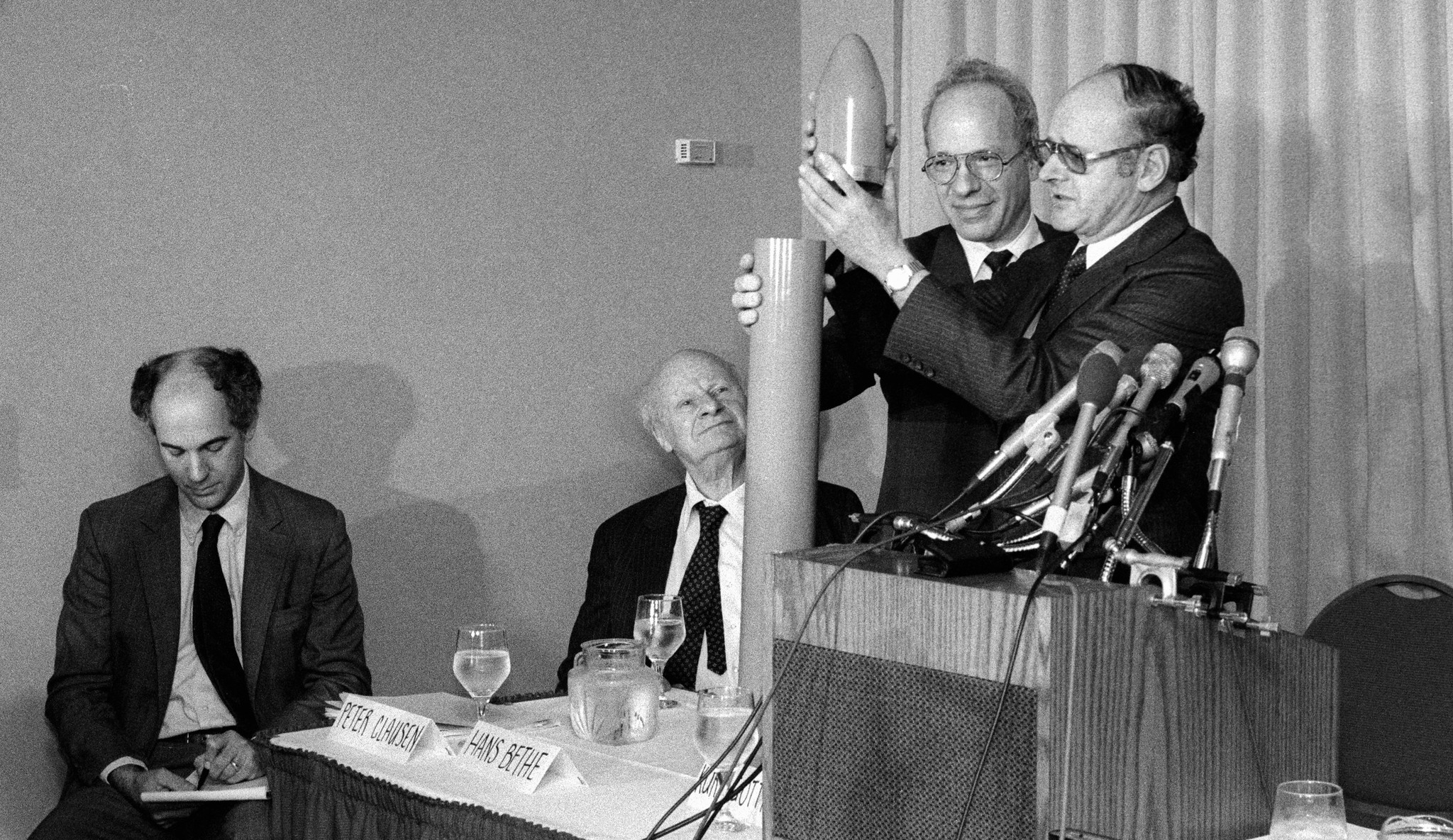 Photo of Richard Garwin, Kurt Gottfried and Hans Bethe at a press conference on missile defense, March 22, 1984. Source: James J. MacKenzie, flickr.com.