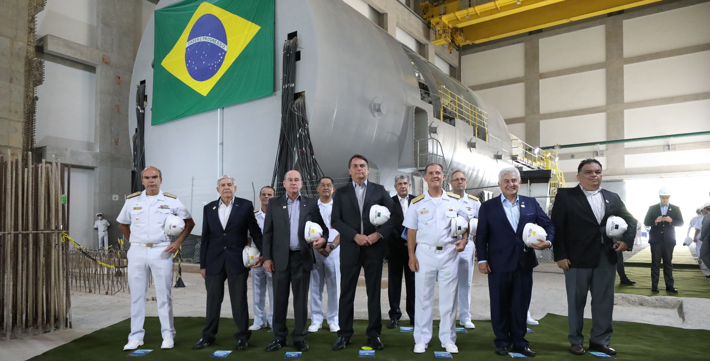 Ex-president Jair Bolsonaro and the prototype of the Brazilian naval nuclear reactor at the Electronuclear Energy Generation Laboratory (LABGENE), October 2020. Photo by Marcos Corrêa, flickr.com.