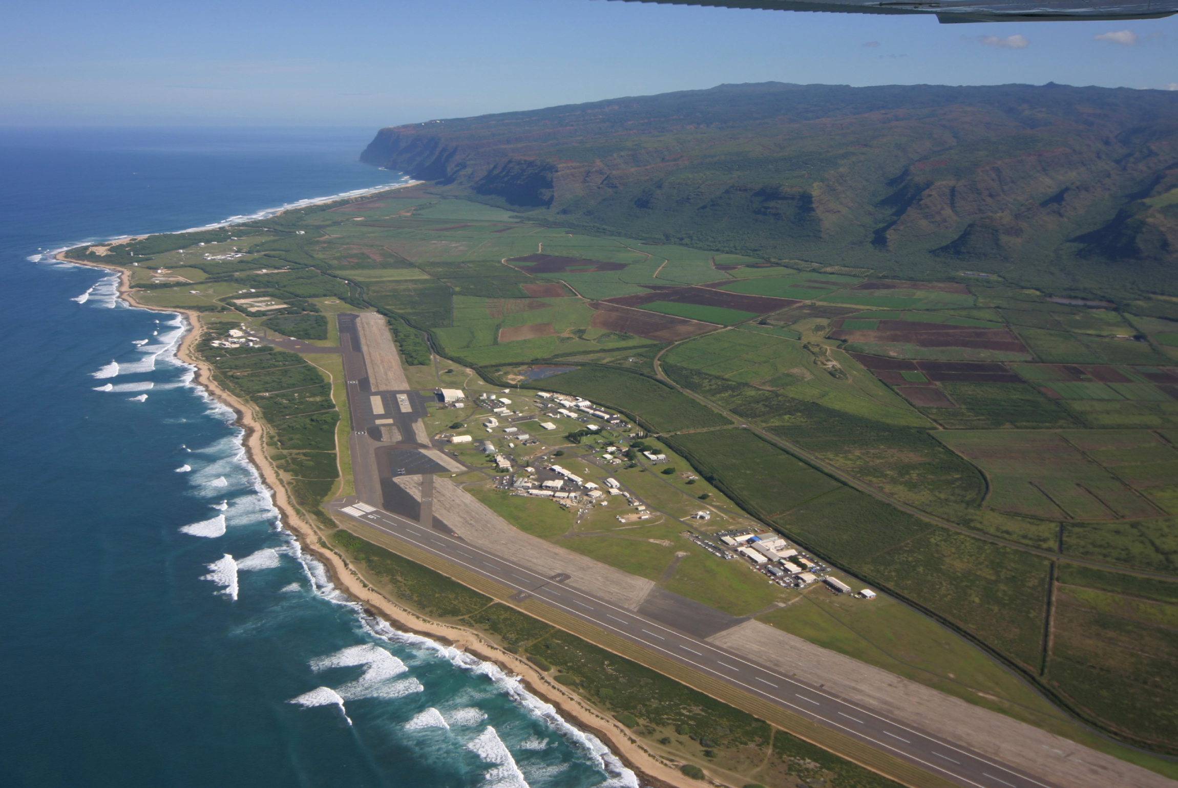 Aerial view of the airfield at the Pacific Missile Range Facility Barking Sands in Kauai County, Hawaii, United States, December 2004. Source: wikimedia.com.