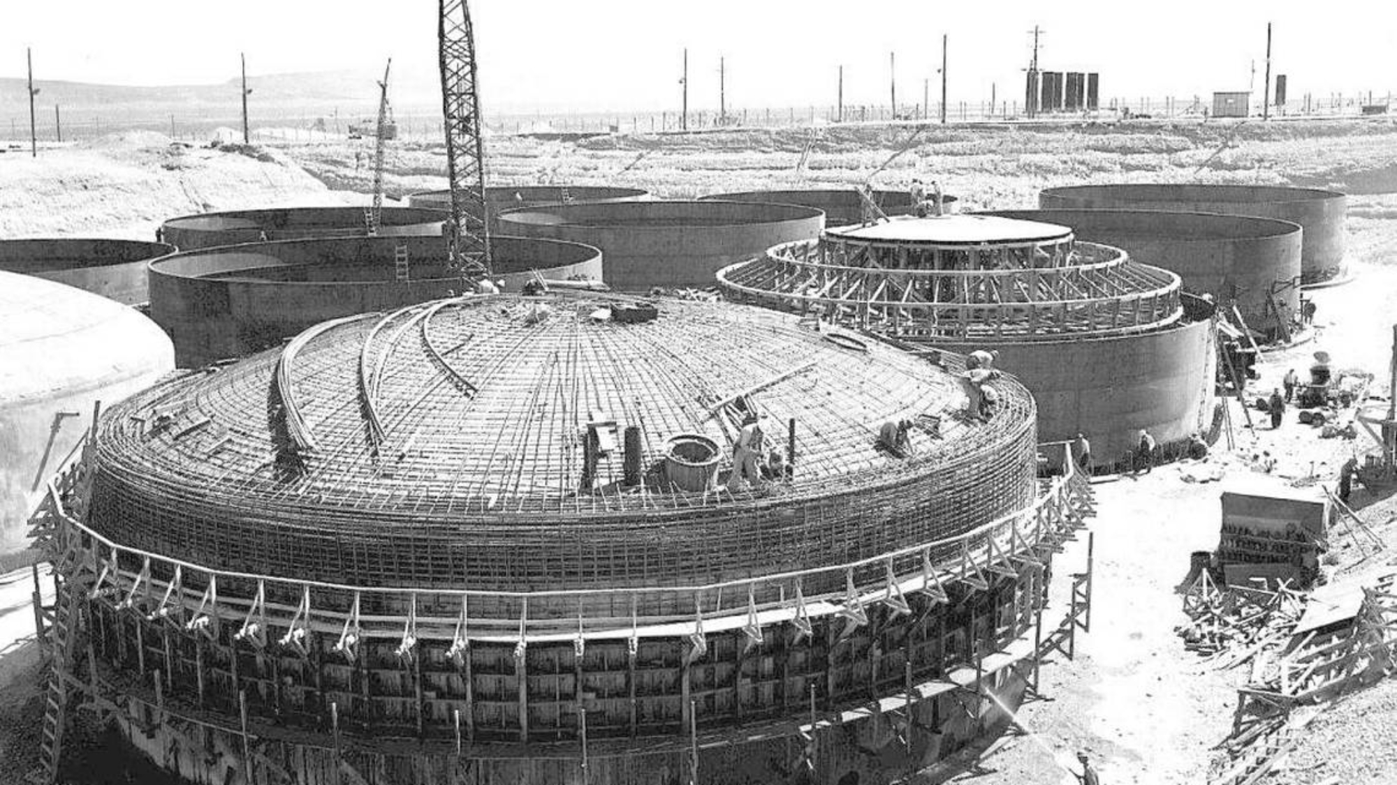 Construction of a single-shell nuclear waste storage tank at the Hanford Nuclear Reservation, circa 1943. Source: U.S. Department of Energy, hanford.gov.