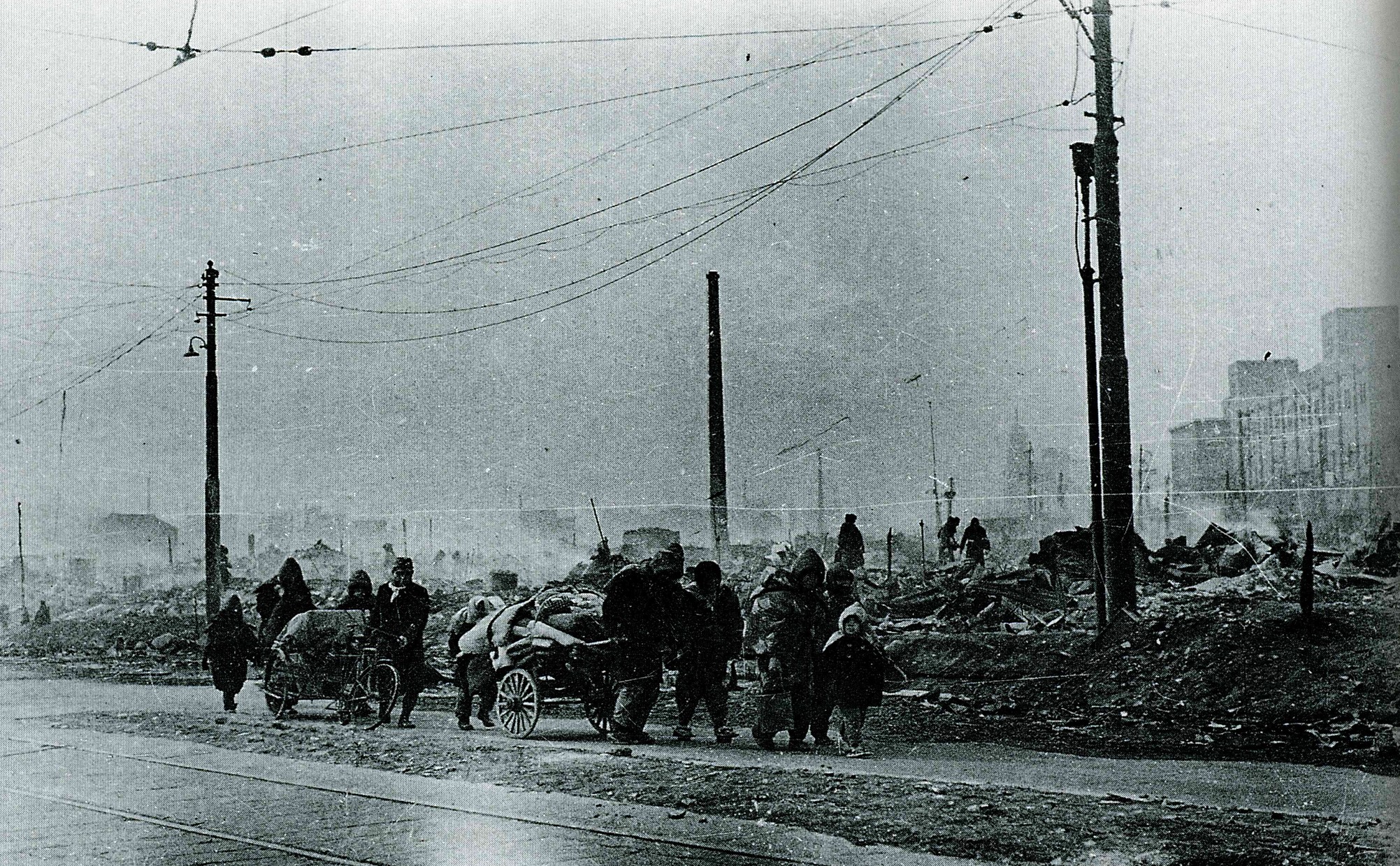 Tokyo refugees on March 10, 1945 fleeing their neighborhood after a devastating air raid (Source: Courtesy of Sheldon Garon) 
