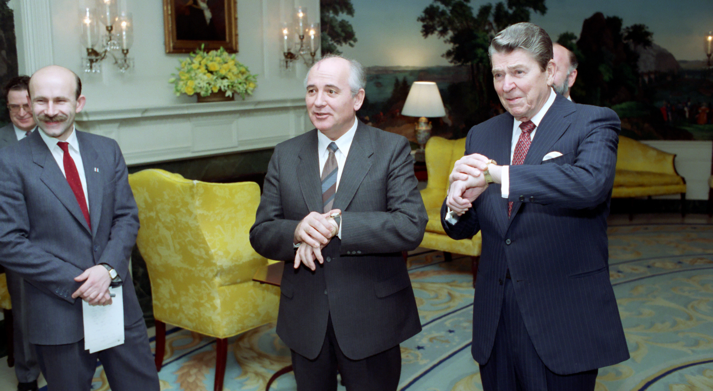  President Ronald Reagan and General Secretary Mikhail Gorbachev at The White House, 9 December 1987. Source: US National Archives.